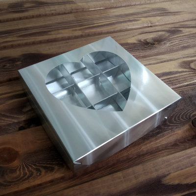 Коробка для конфет с окном сердце серебро 16*16*3см